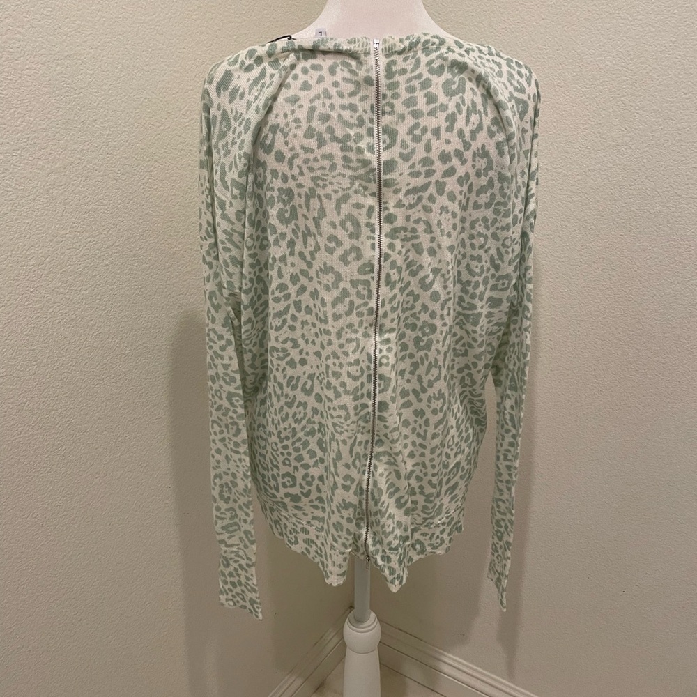 NWT Olivaceous Long Sleeve Top Women’s L Pistachio Green​​​​​​ - Picture 2 of 5